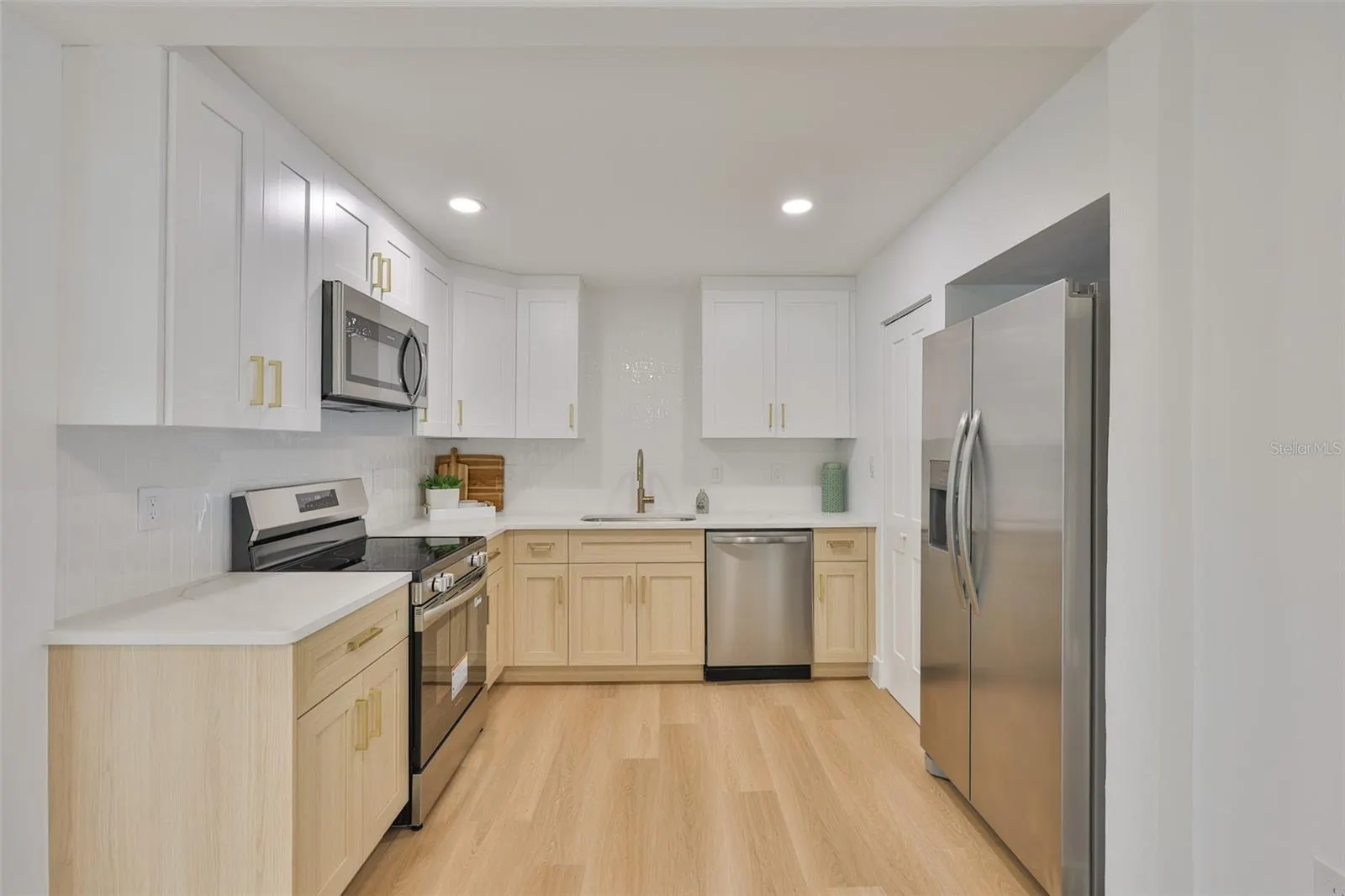 2125 W FERRIS AVE