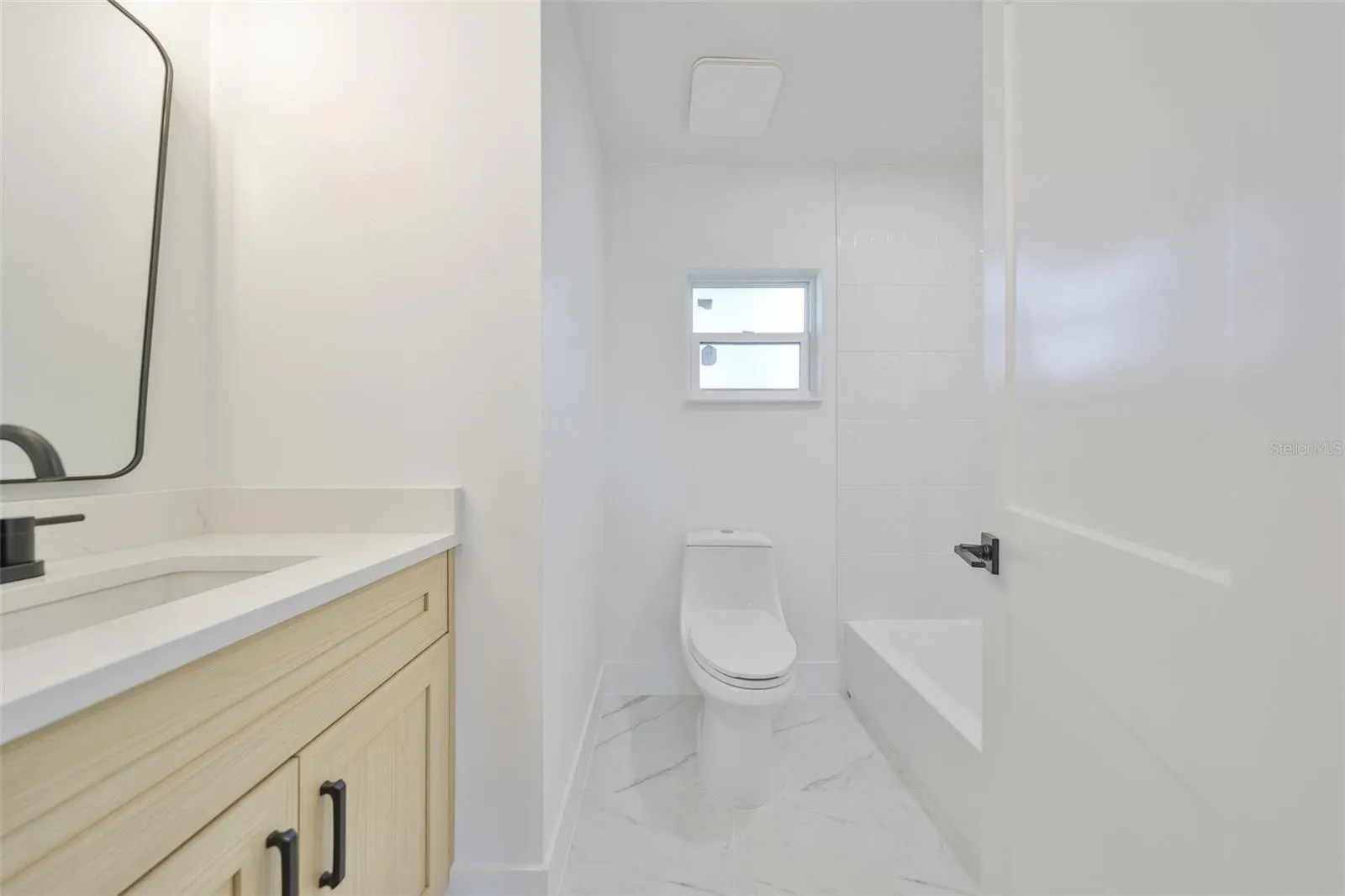 2125 W FERRIS AVE