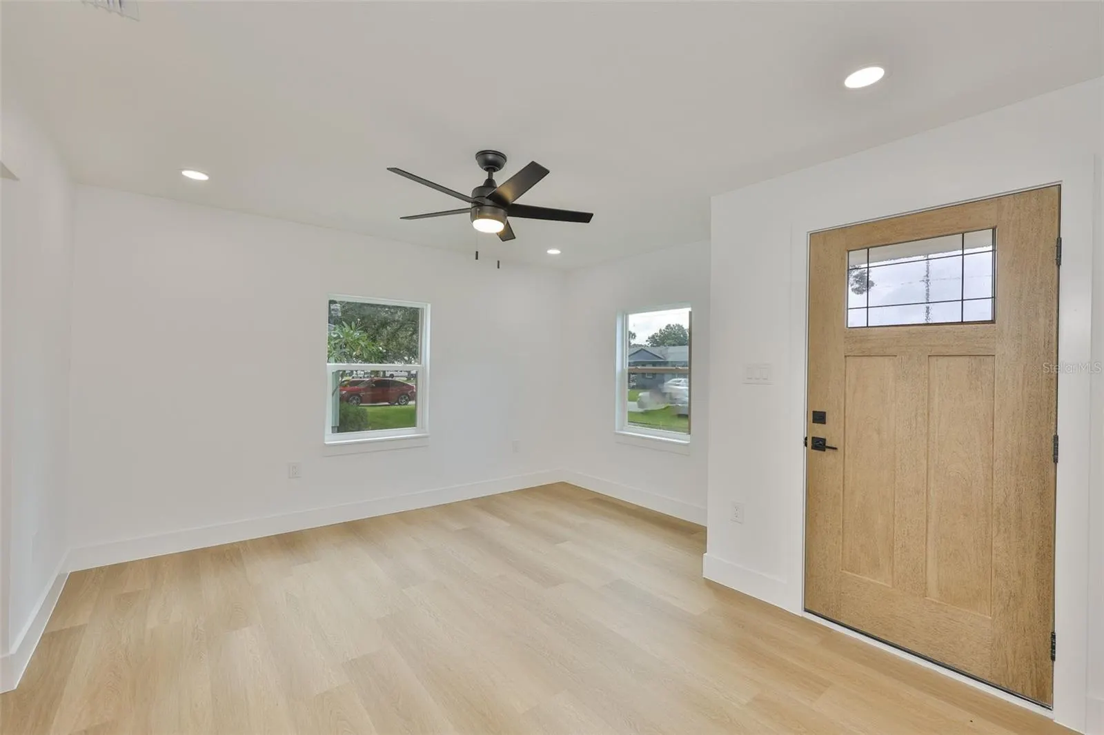 2125 W FERRIS AVE