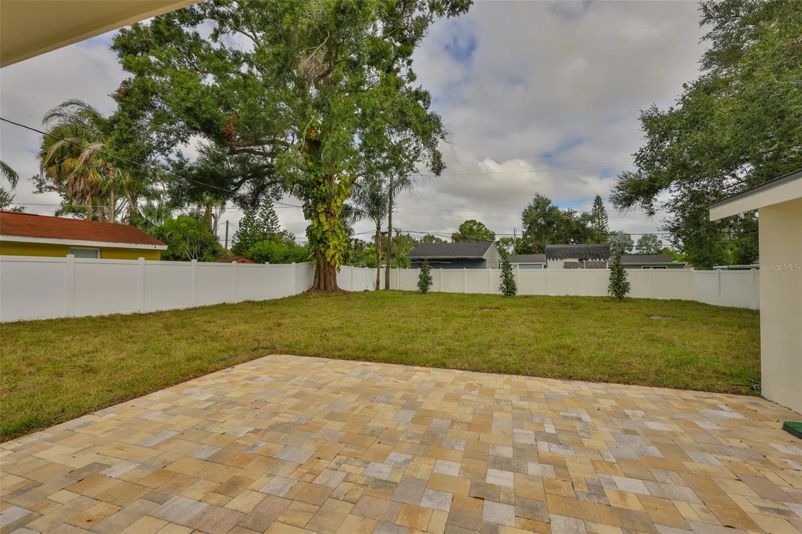 2125 W FERRIS AVE
