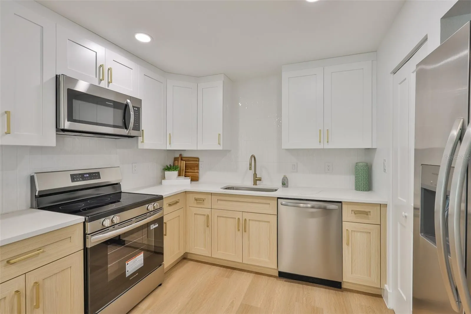 2125 W FERRIS AVE