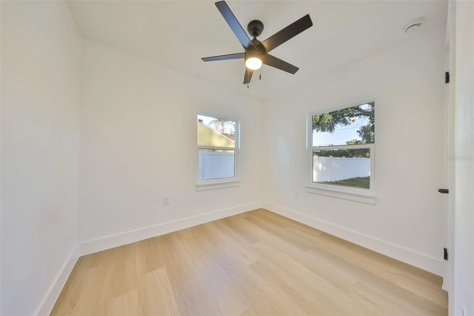 2125 W FERRIS AVE