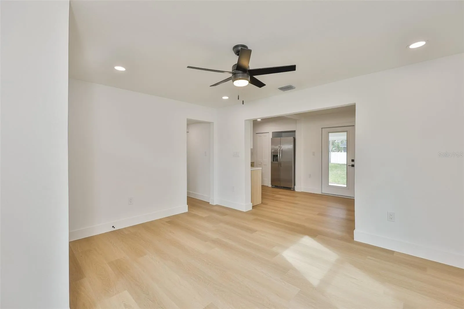 2125 W FERRIS AVE