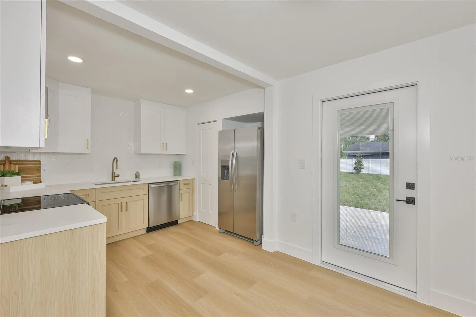 2125 W FERRIS AVE