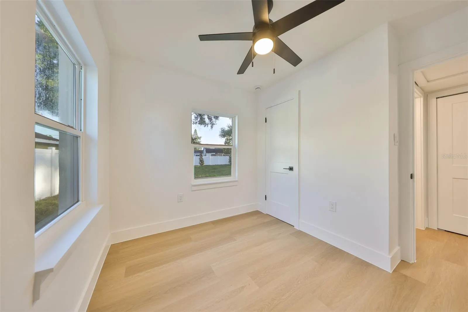 2125 W FERRIS AVE