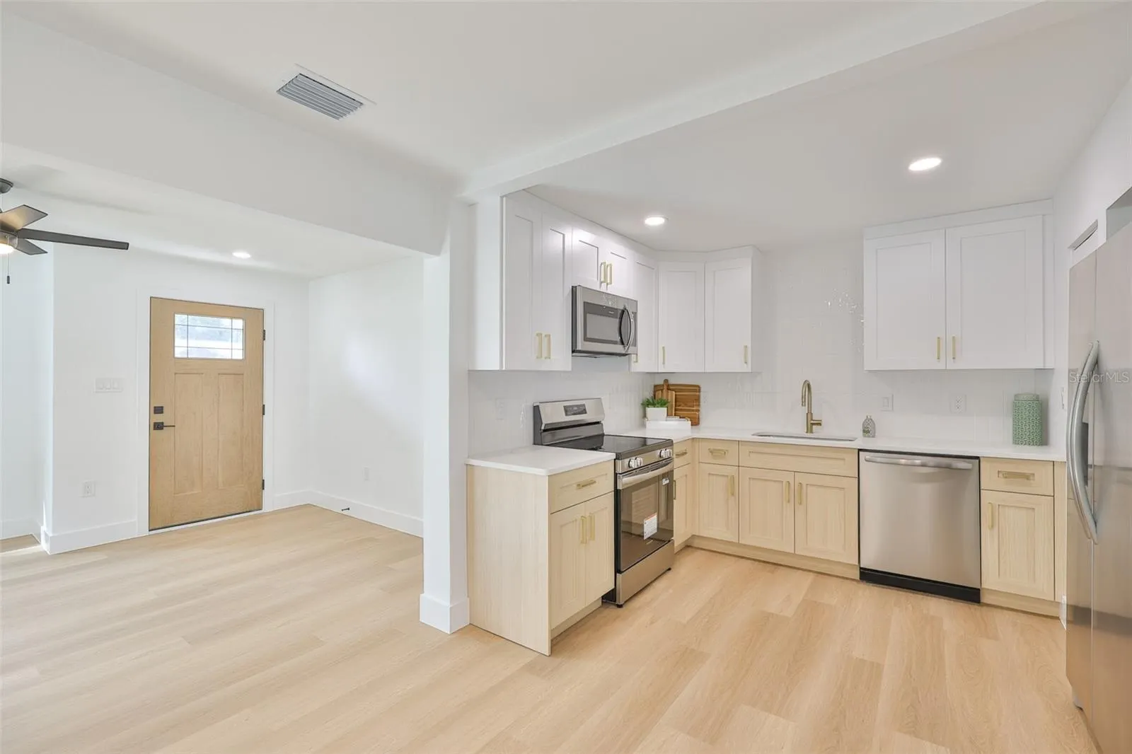 2125 W FERRIS AVE