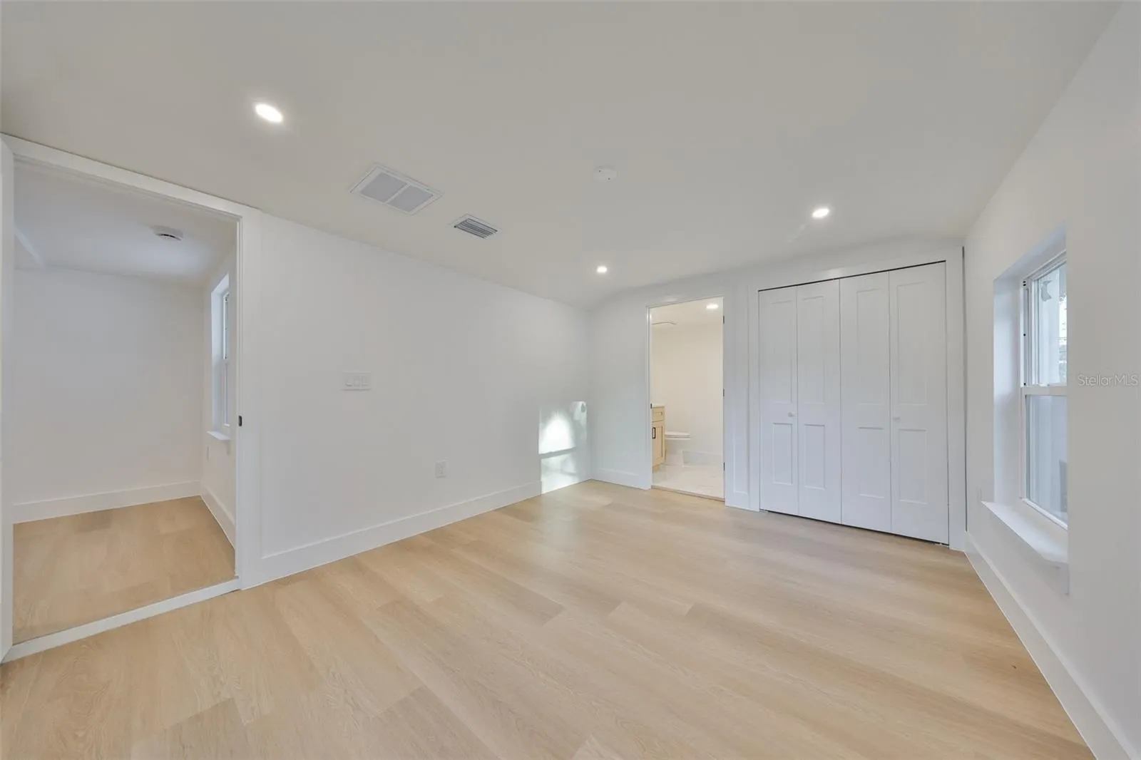 2125 W FERRIS AVE