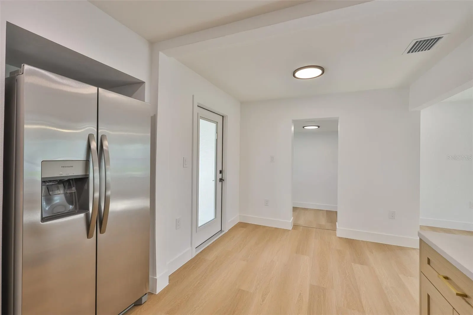 2125 W FERRIS AVE