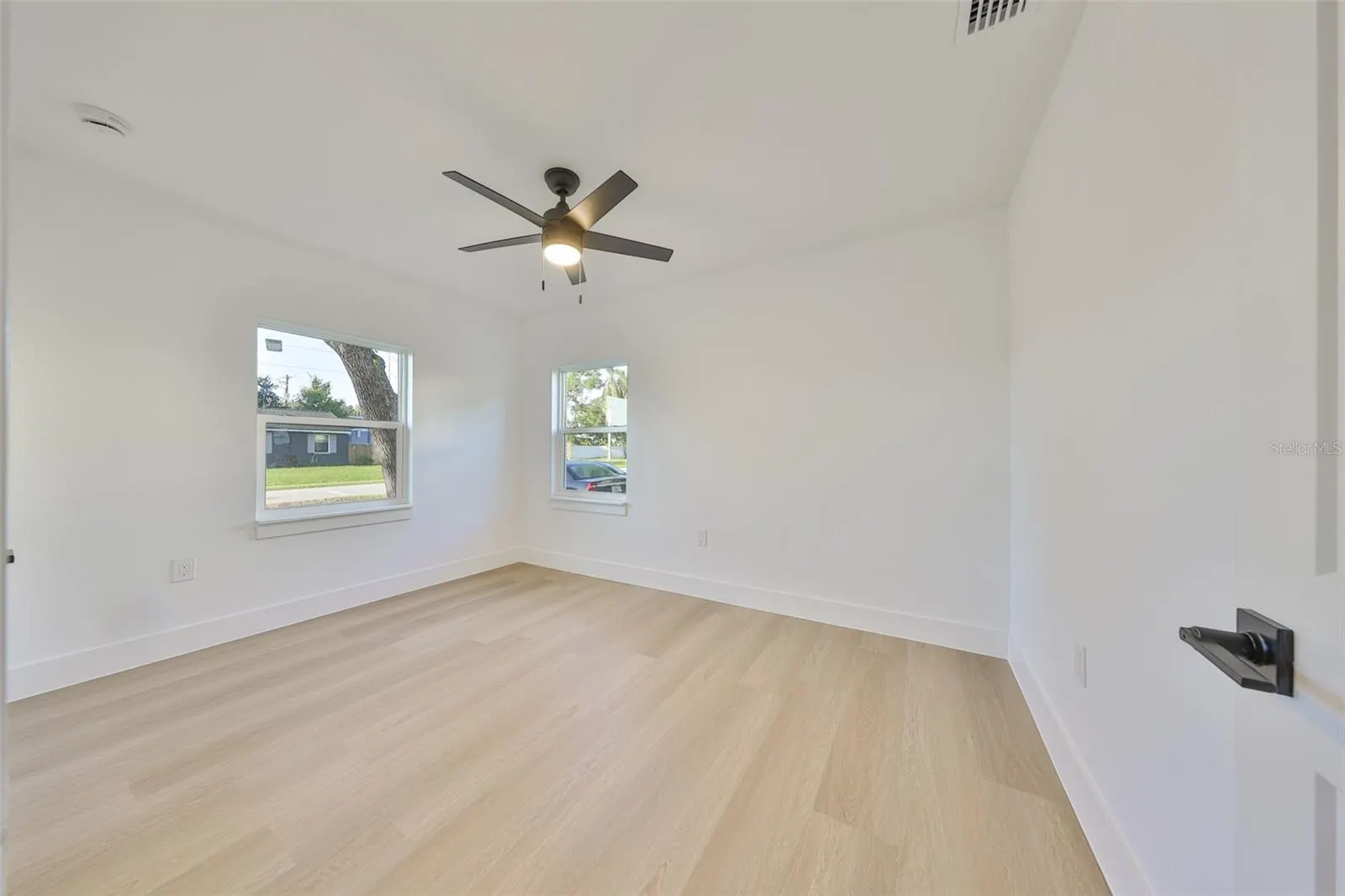 2125 W FERRIS AVE