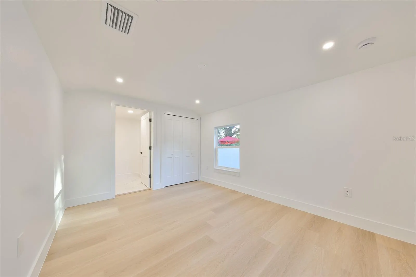 2125 W FERRIS AVE