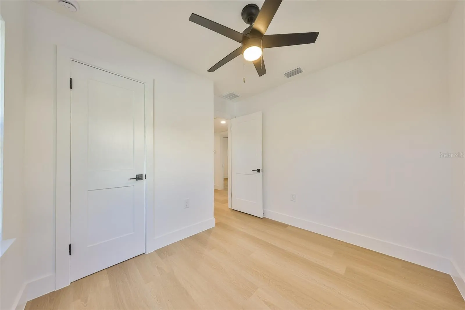 2125 W FERRIS AVE