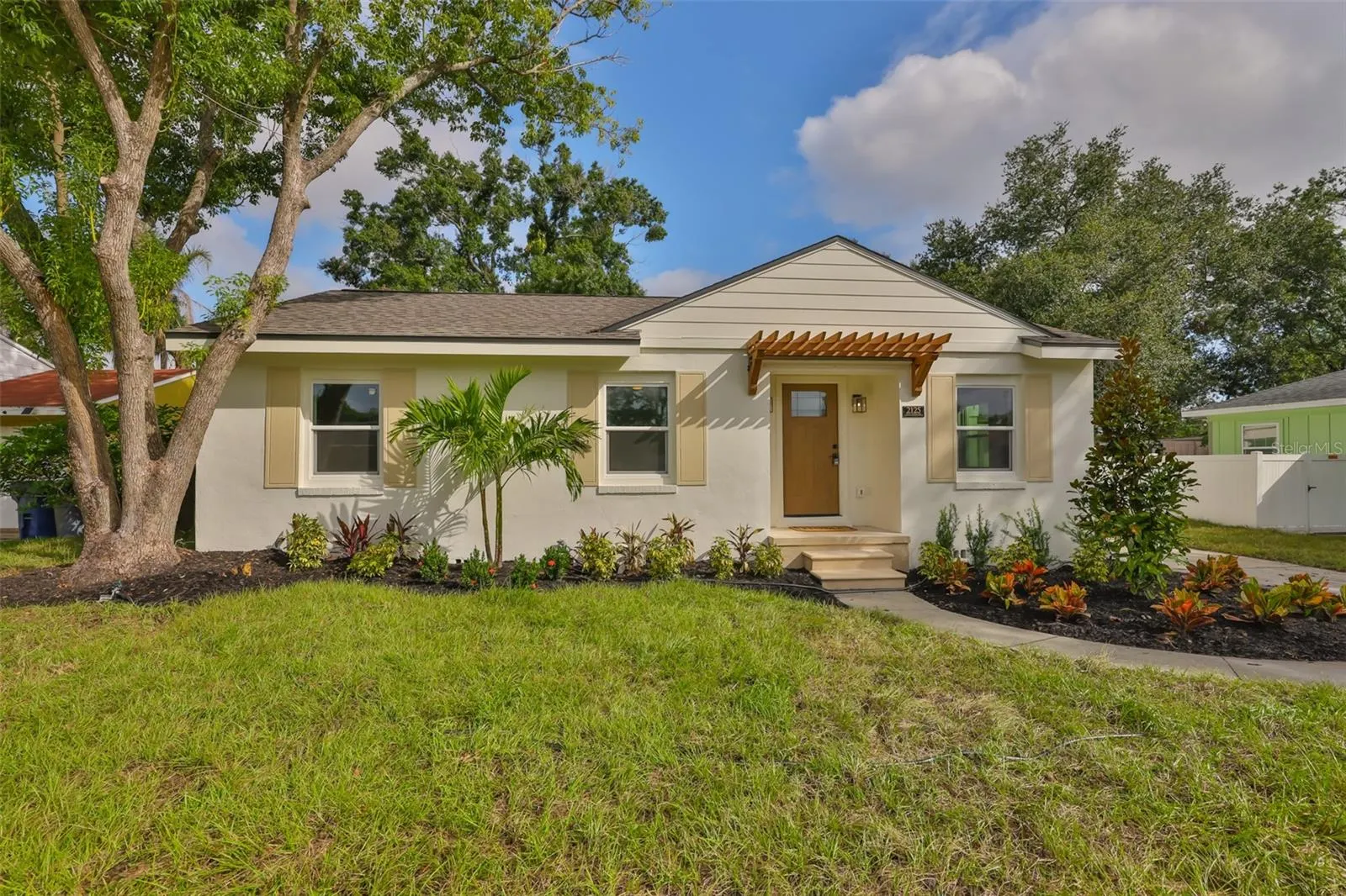 2125 W FERRIS AVE