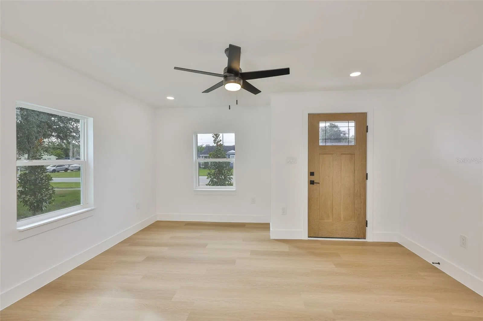 2125 W FERRIS AVE