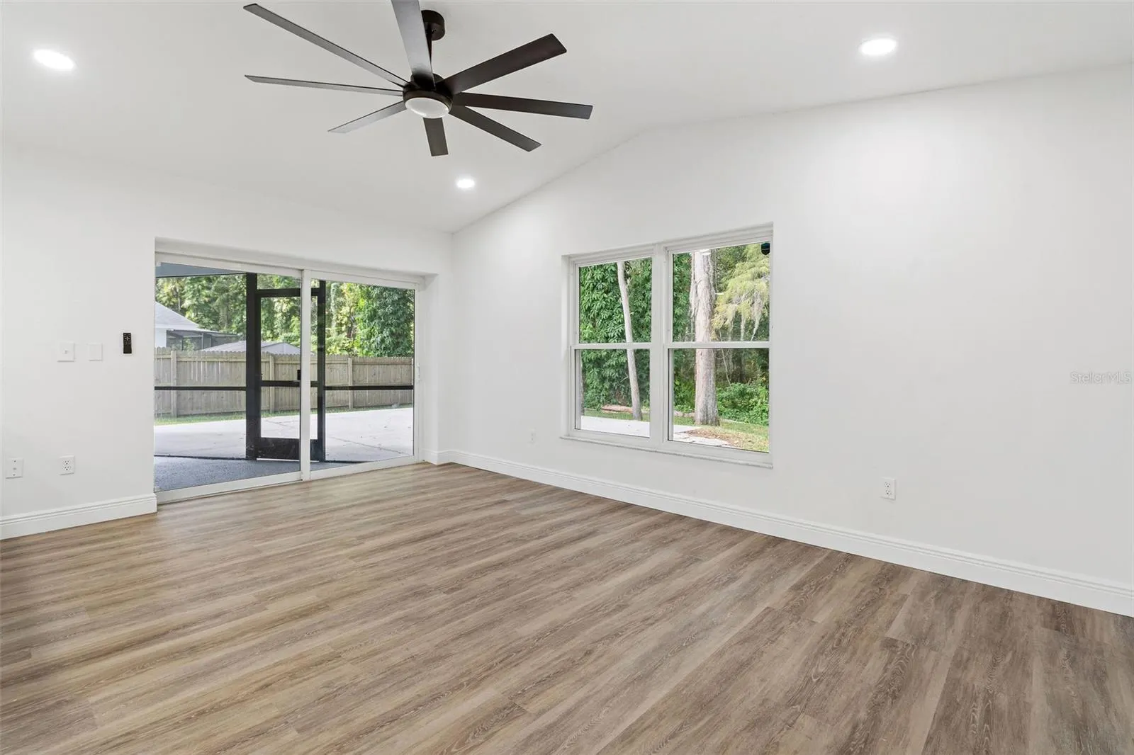 16118 OAKMANOR DR
