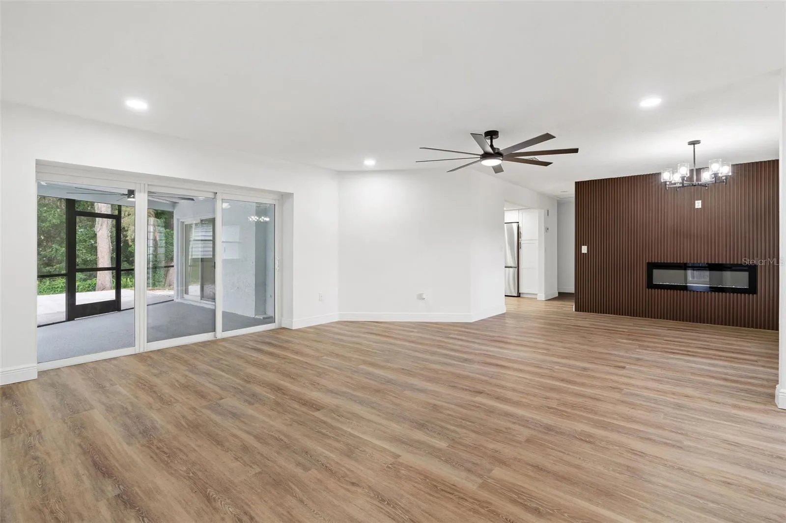 16118 OAKMANOR DR