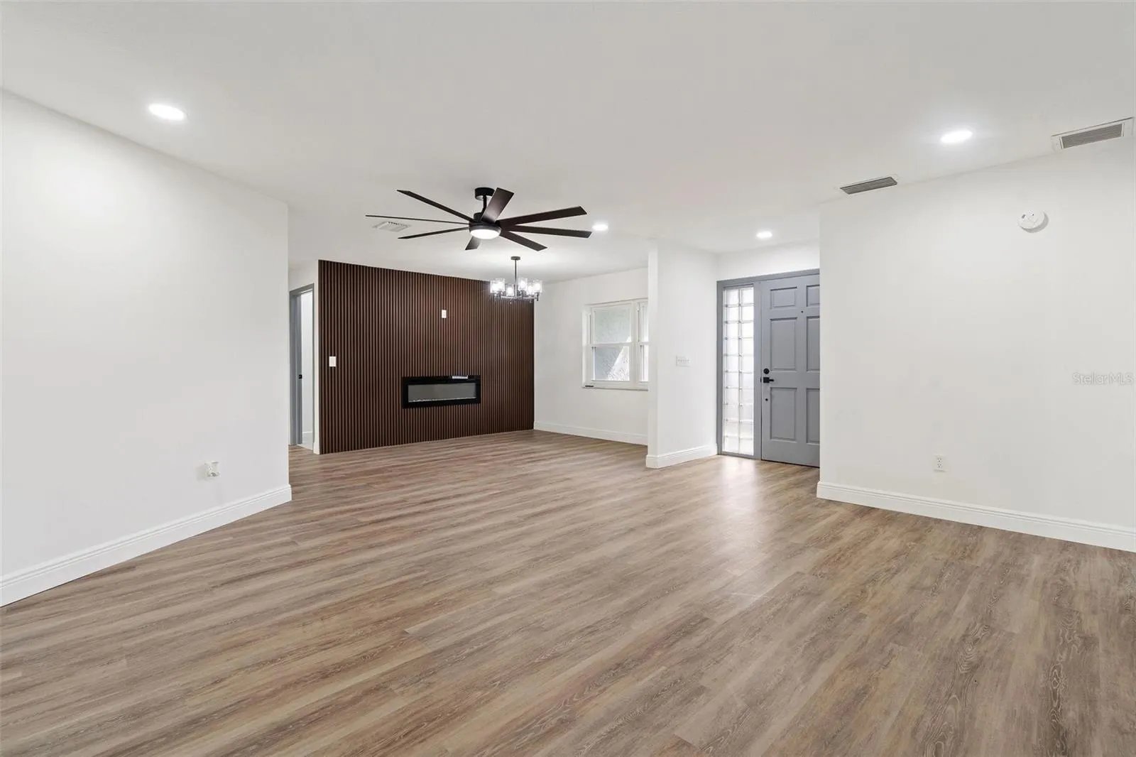 16118 OAKMANOR DR