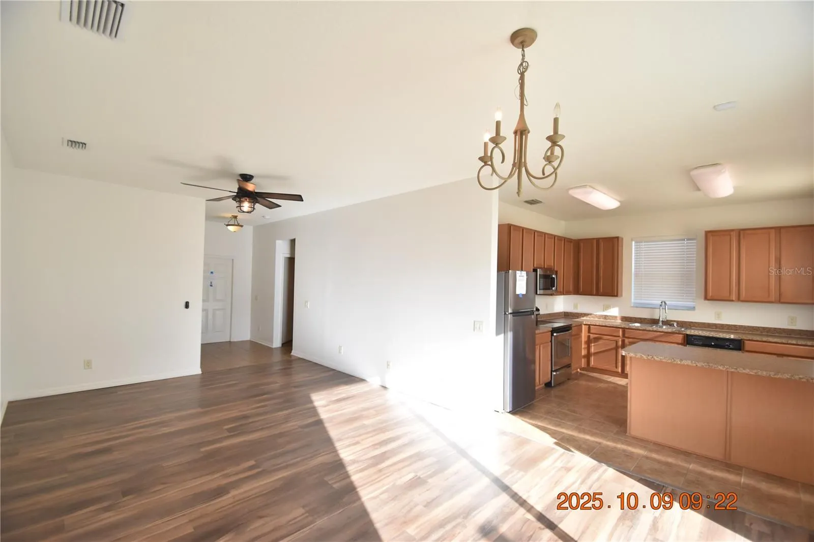 1412 MAIN ST