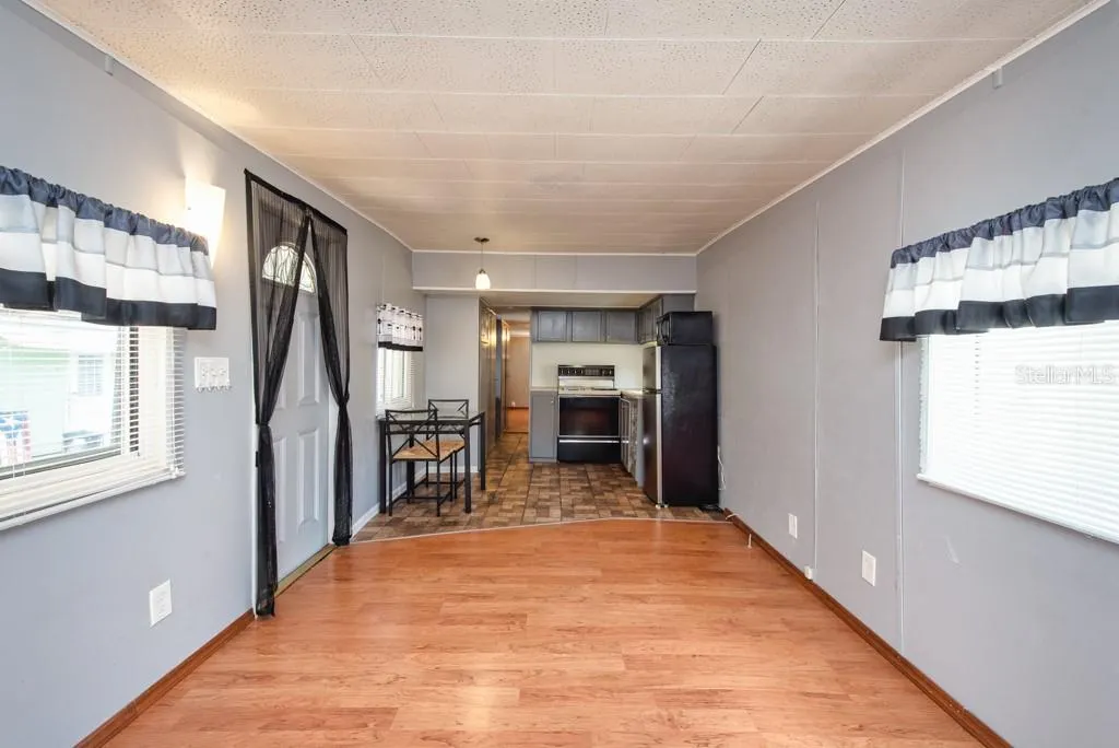 825 OAKWOOD DR