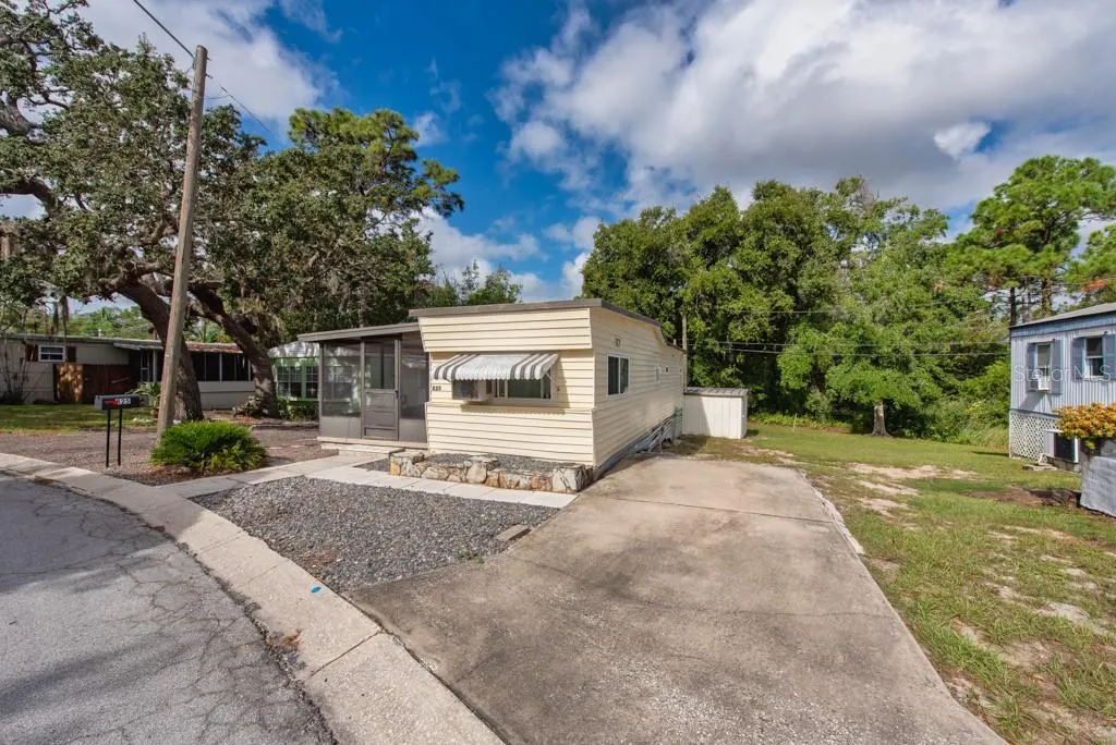 825 OAKWOOD DR