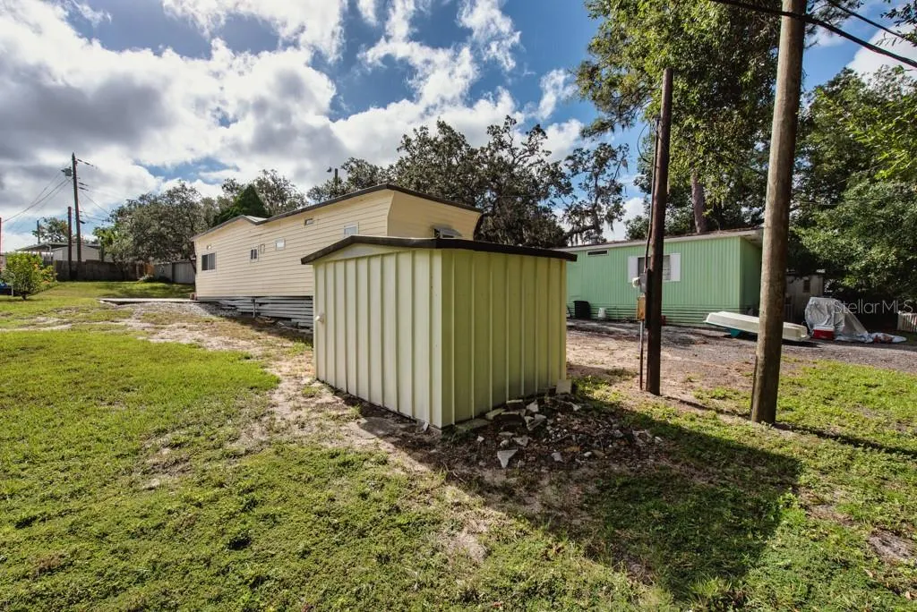 825 OAKWOOD DR