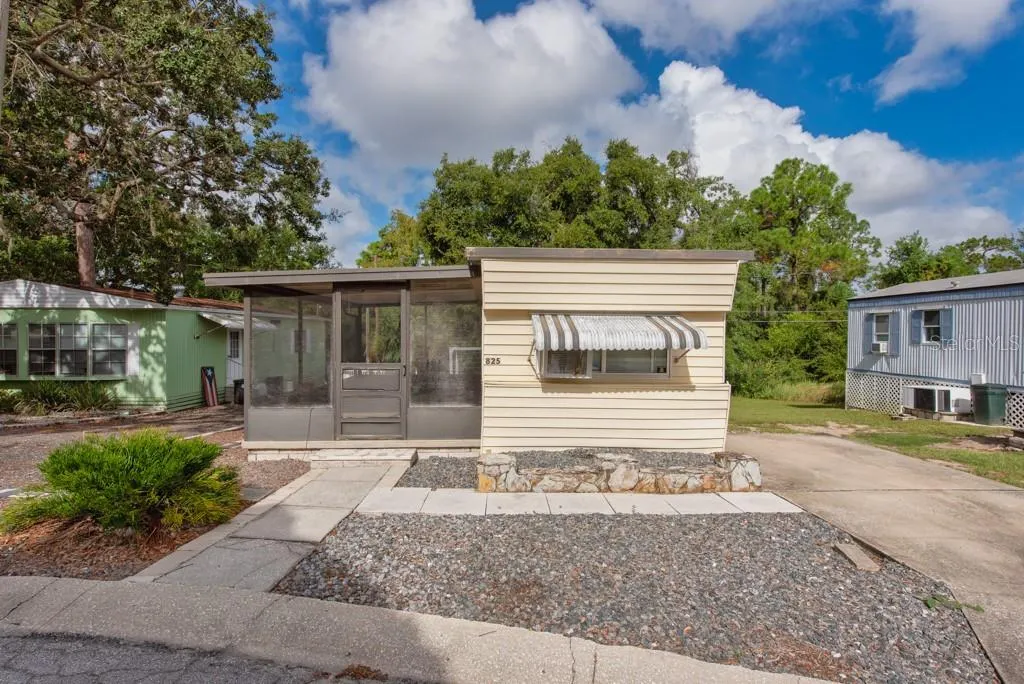 825 OAKWOOD DR
