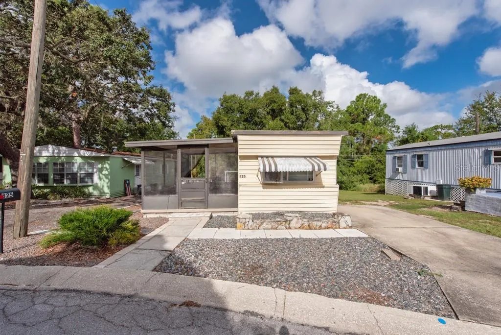 825 OAKWOOD DR