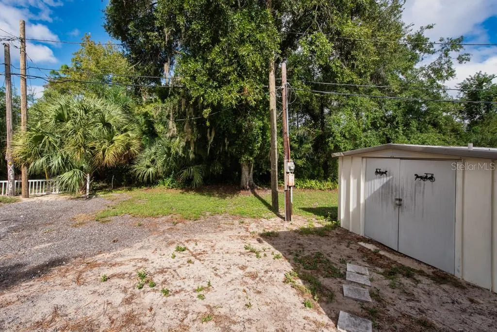 825 OAKWOOD DR