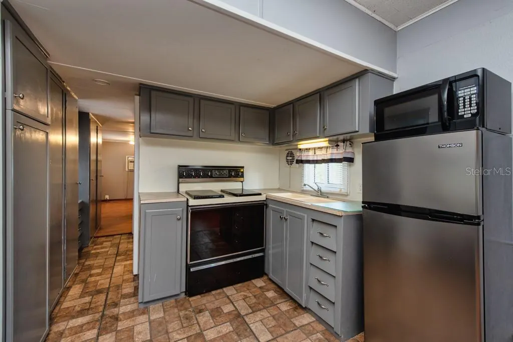 825 OAKWOOD DR