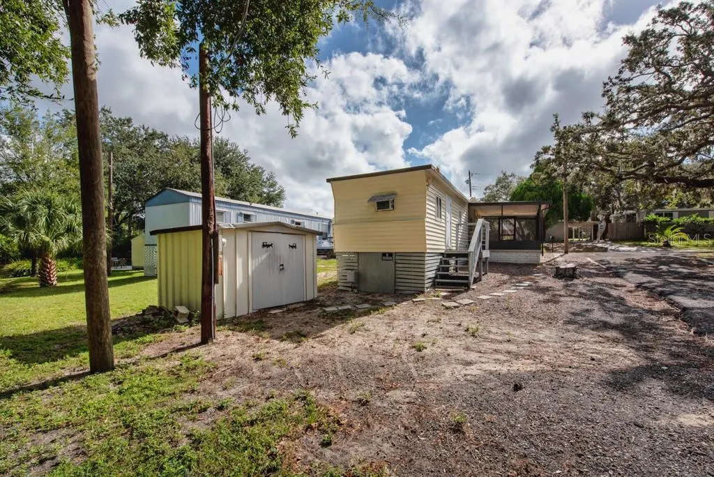 825 OAKWOOD DR