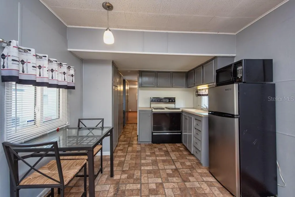 825 OAKWOOD DR