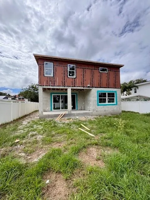 2815 W LEILA AVE