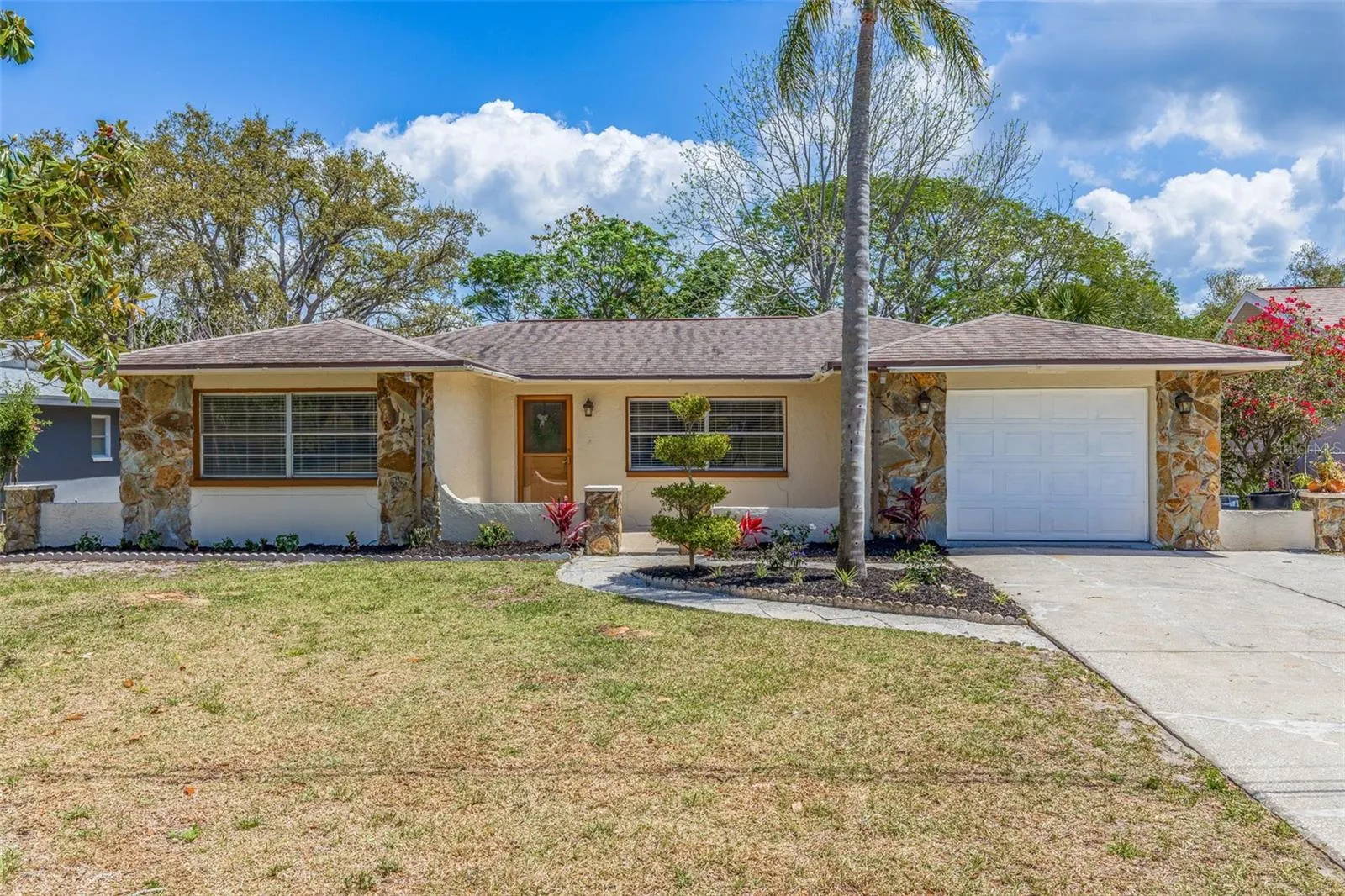 834 RIVERSIDE DR