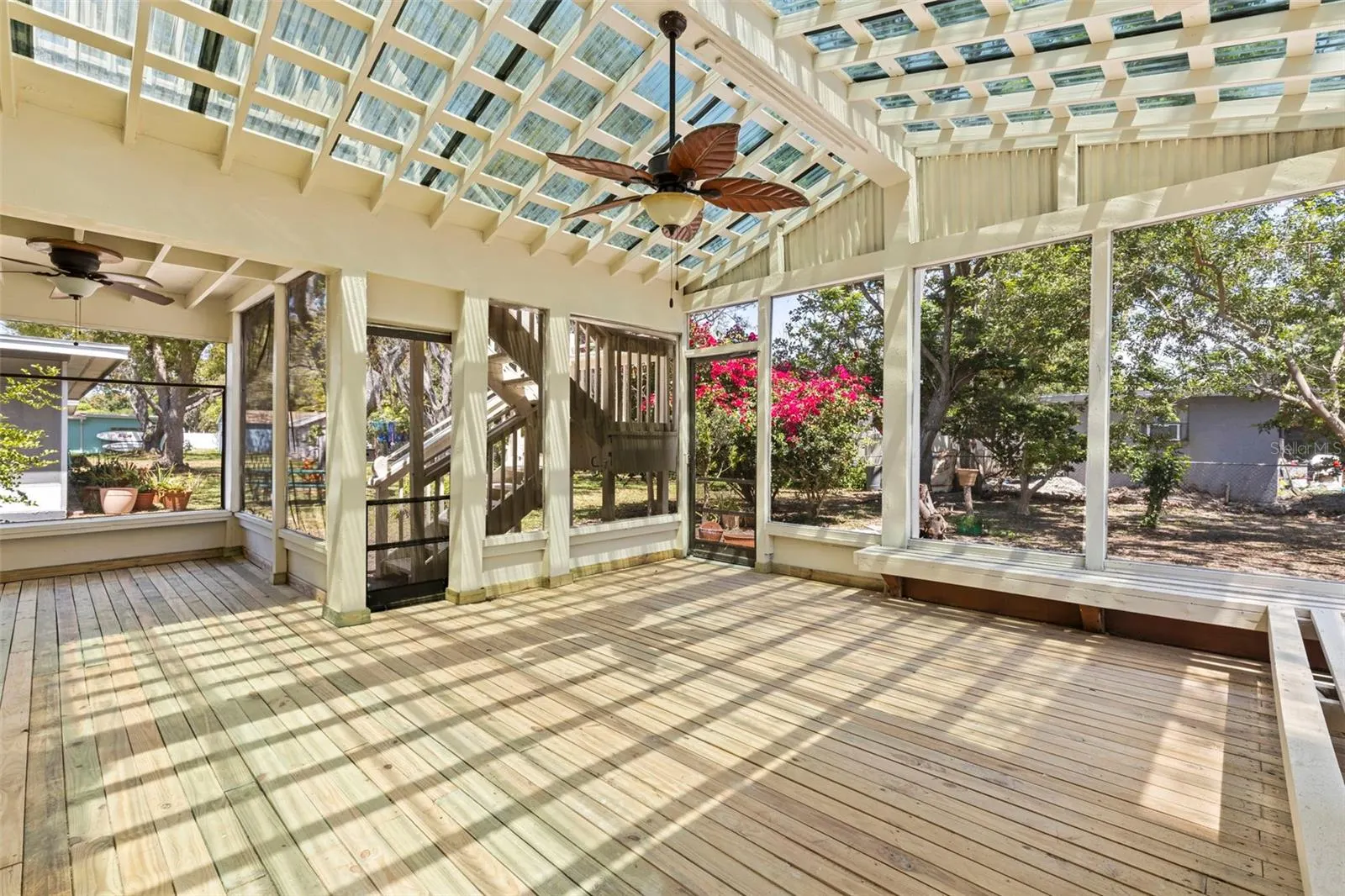 834 RIVERSIDE DR
