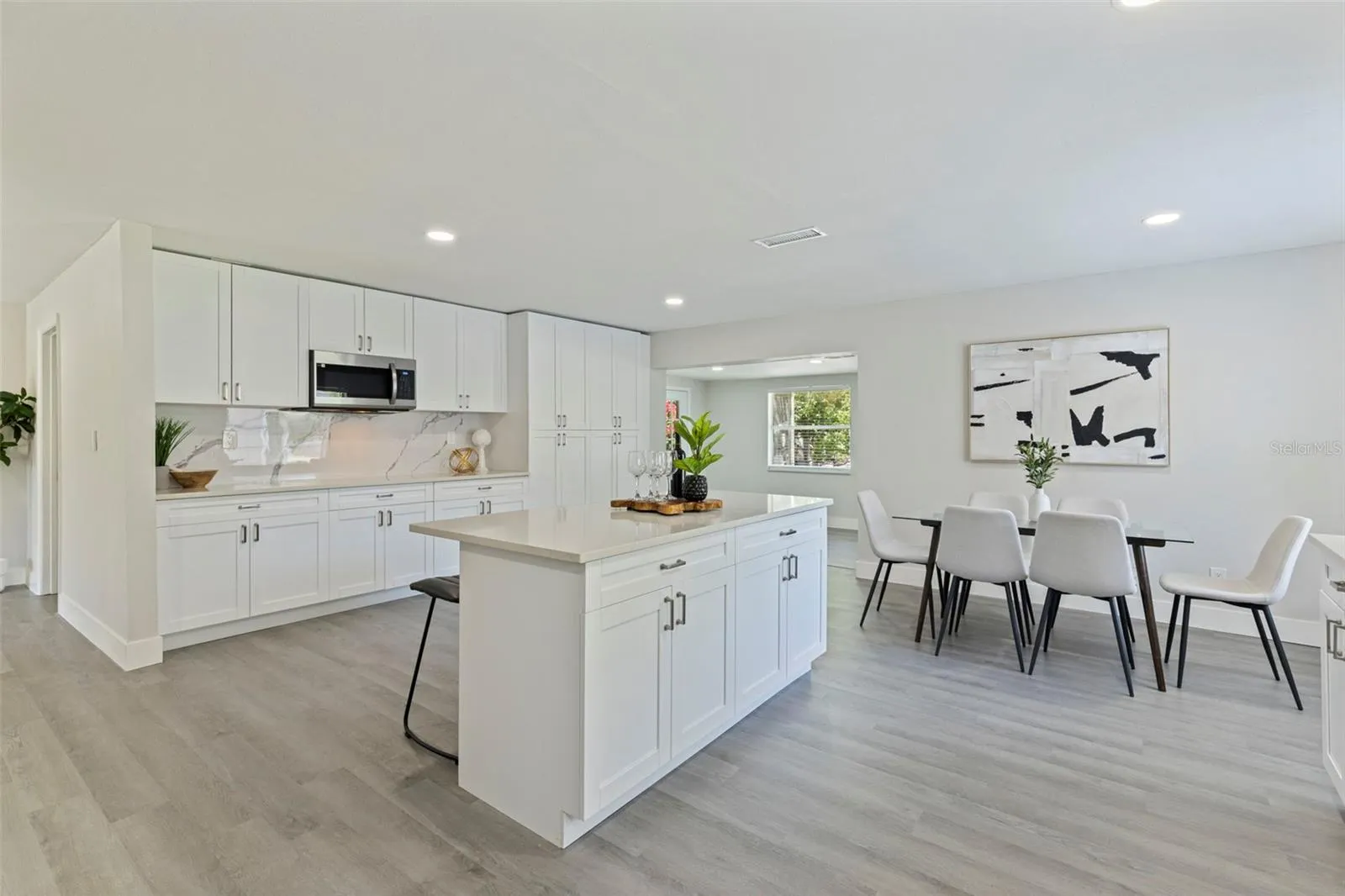 834 RIVERSIDE DR
