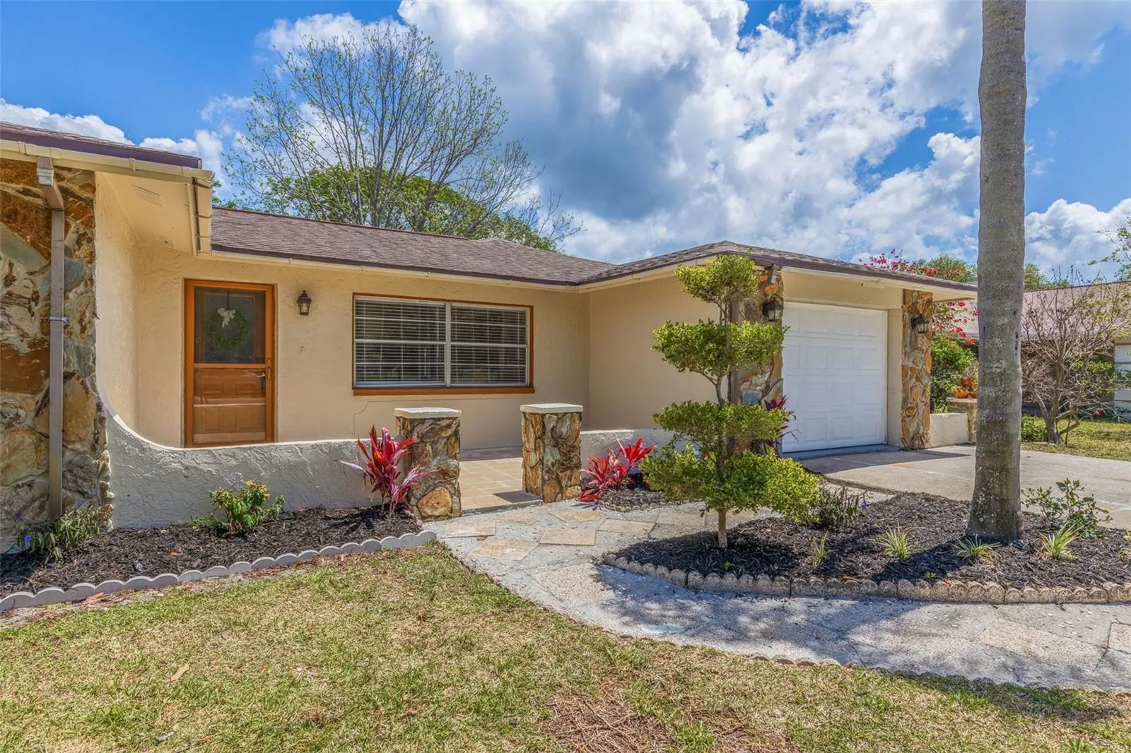 834 RIVERSIDE DR