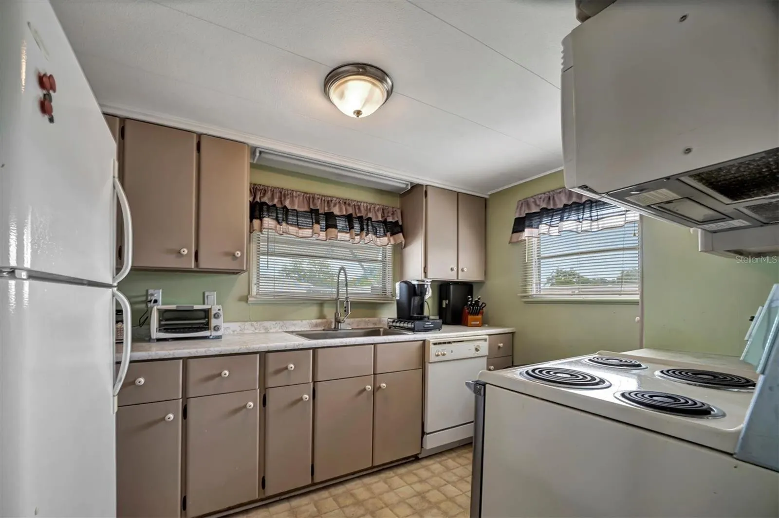 122 E SAINT ANNES CIR