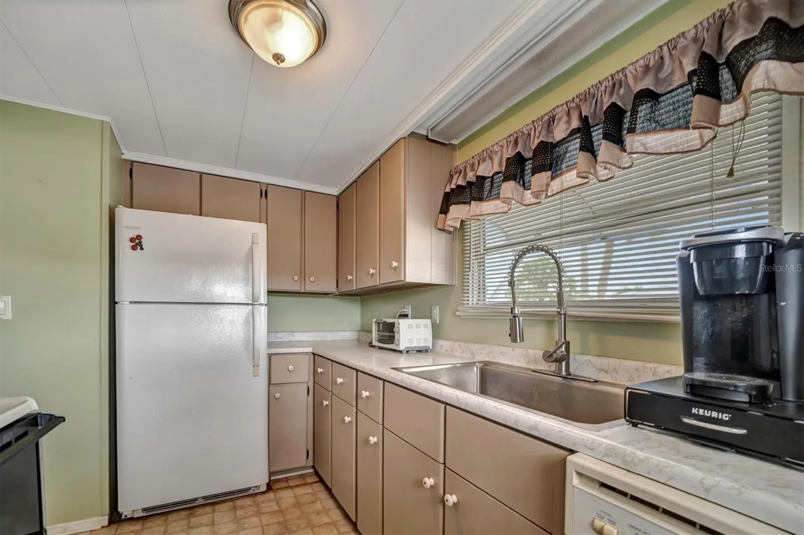 122 E SAINT ANNES CIR