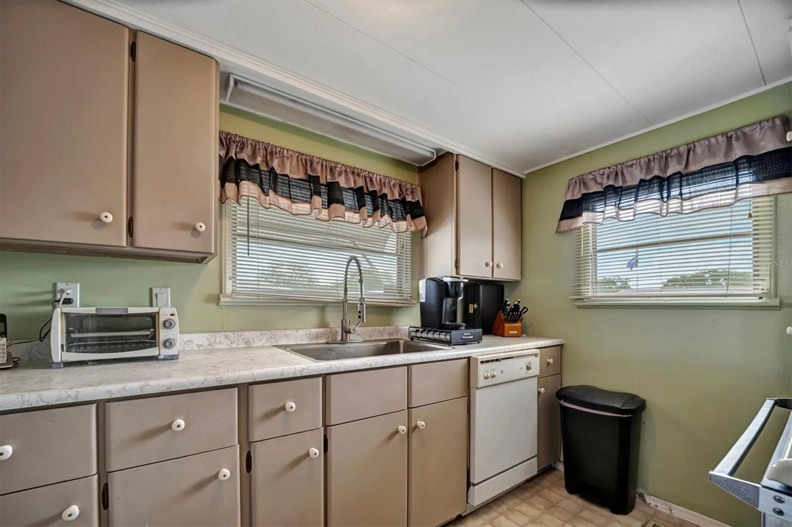 122 E SAINT ANNES CIR
