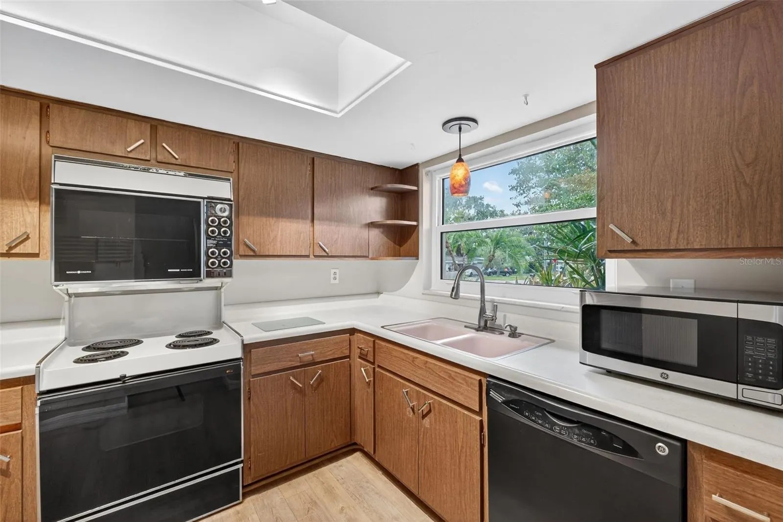 1431 DOUGLAS DR