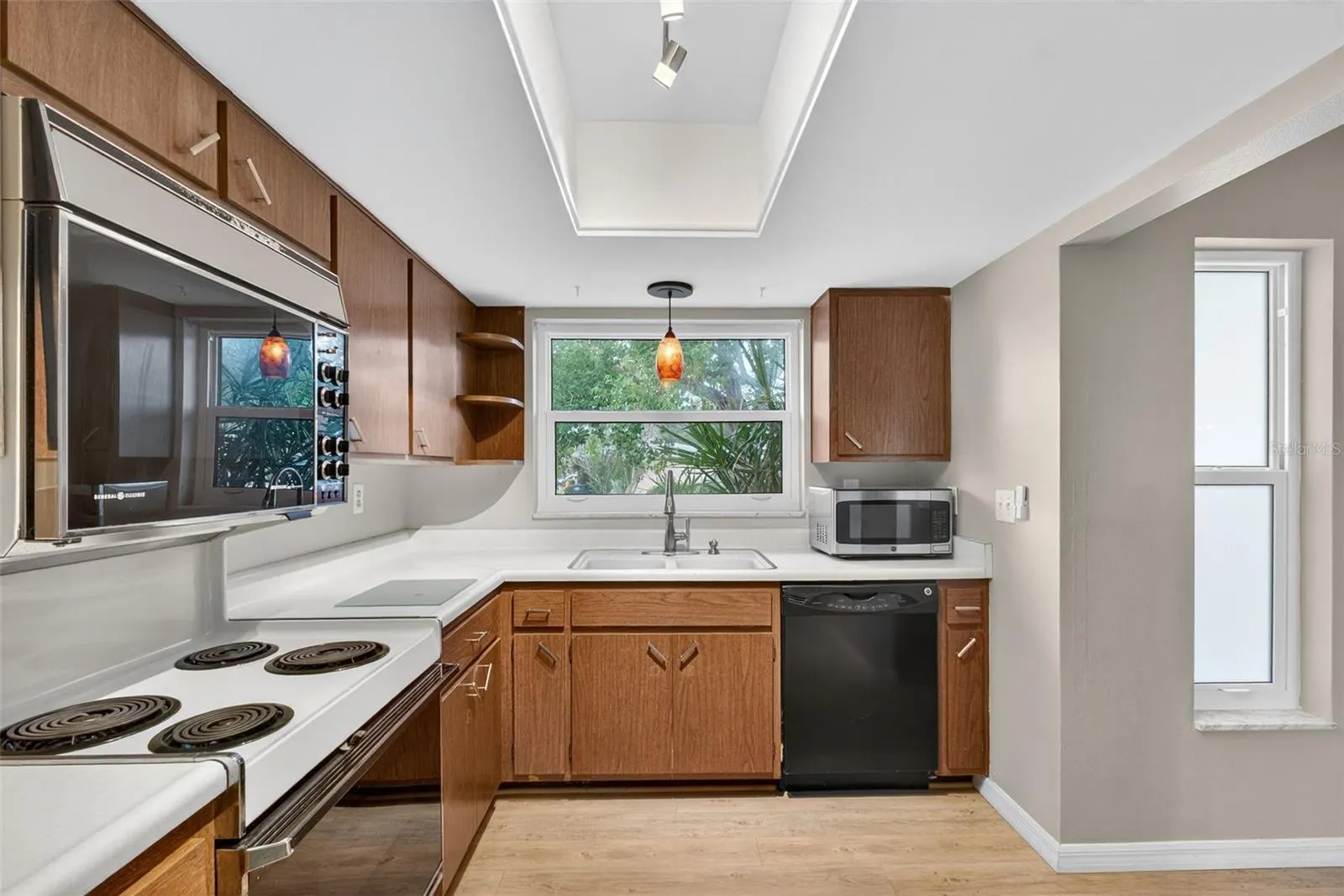 1431 DOUGLAS DR