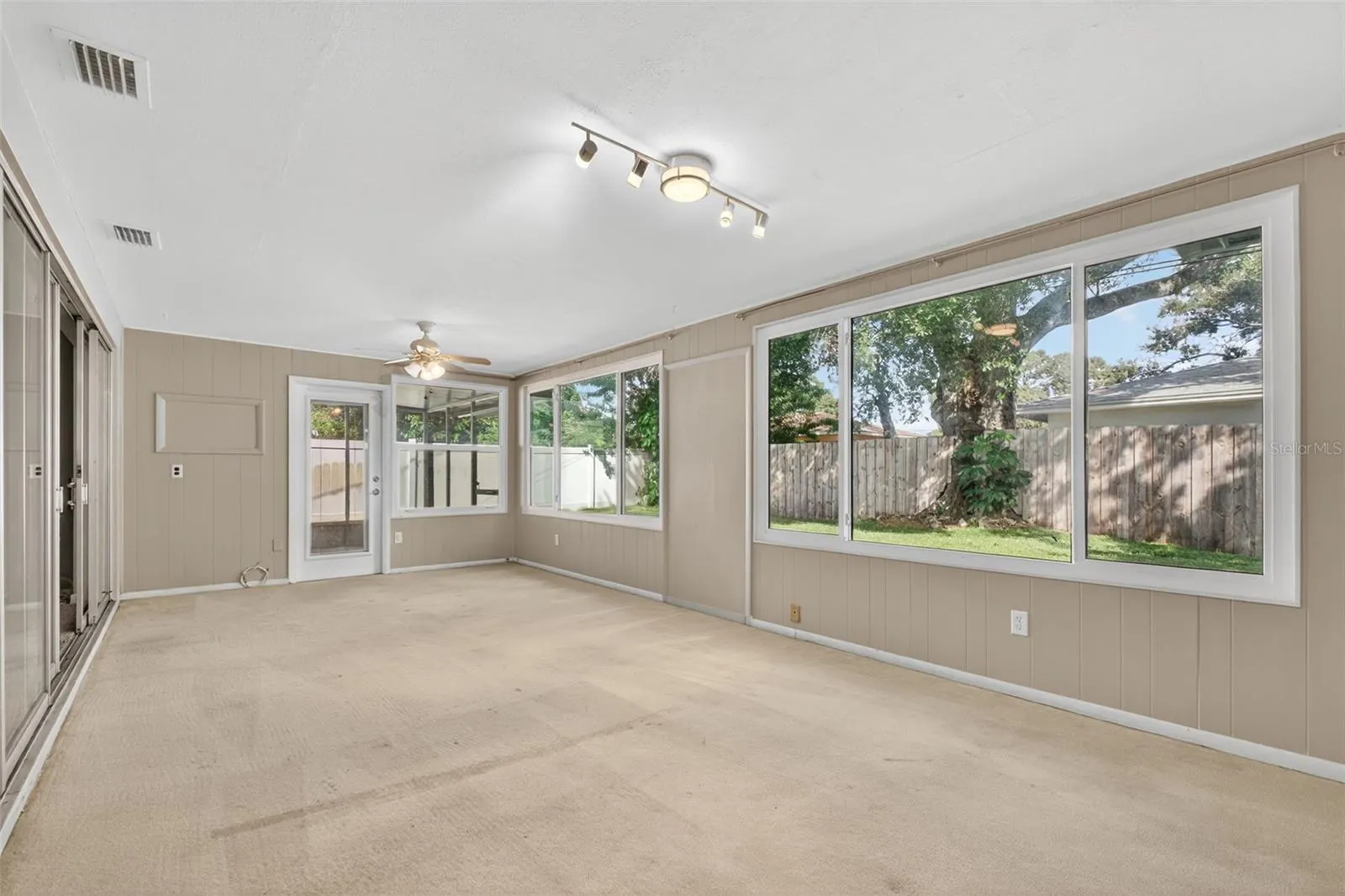 1431 DOUGLAS DR