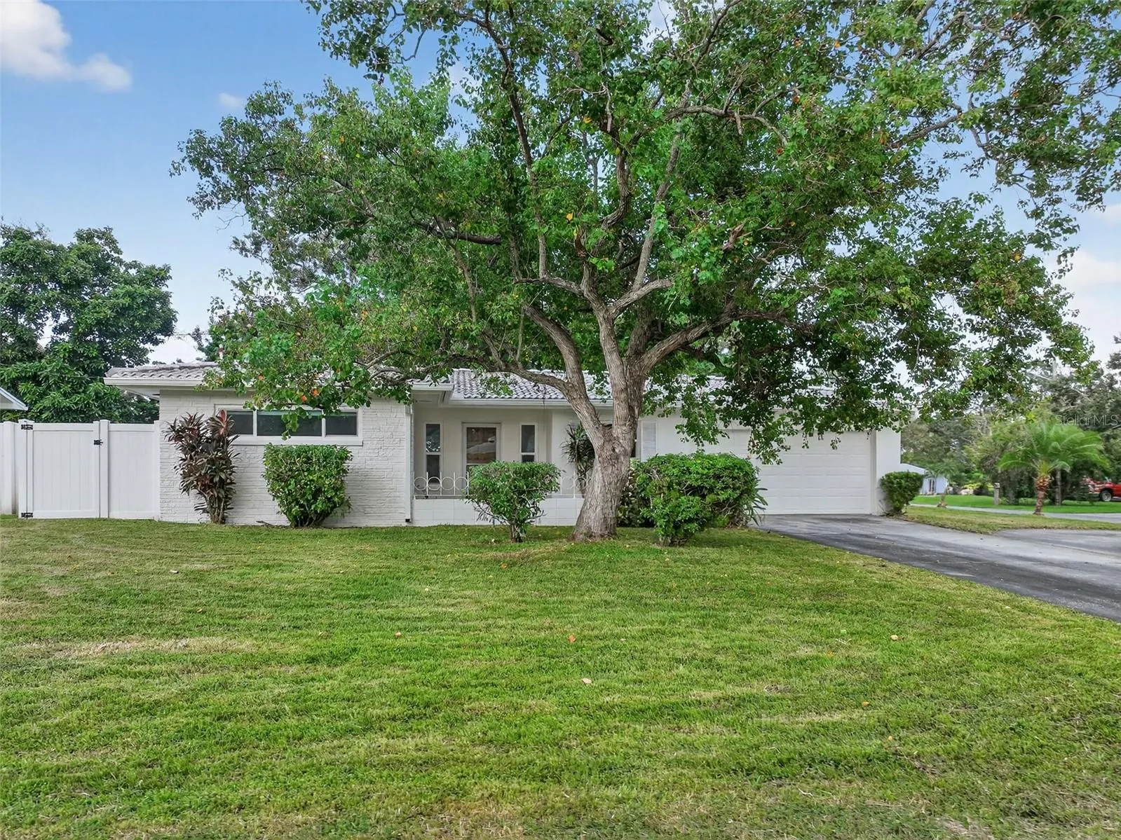 1431 DOUGLAS DR