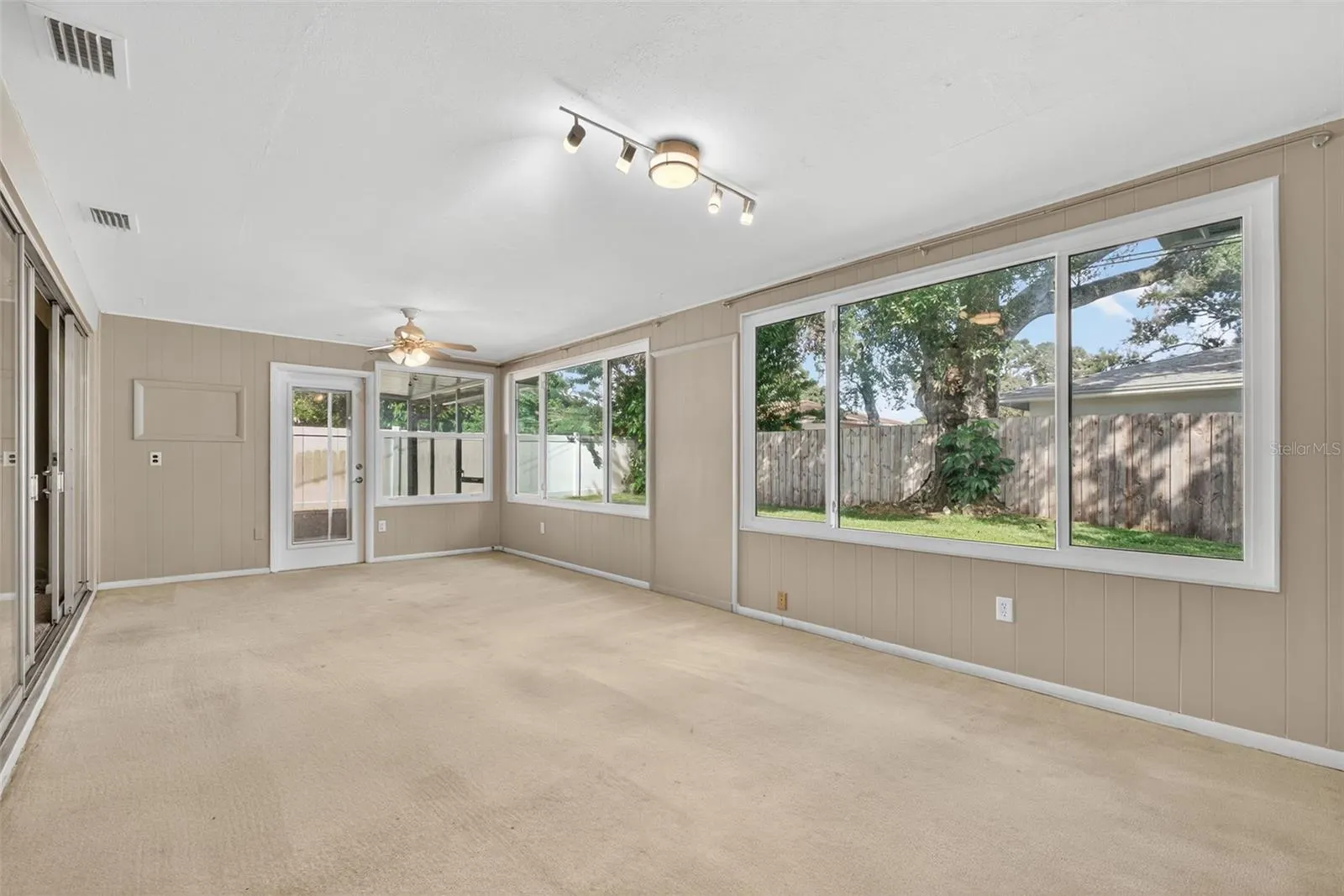 1431 DOUGLAS DR