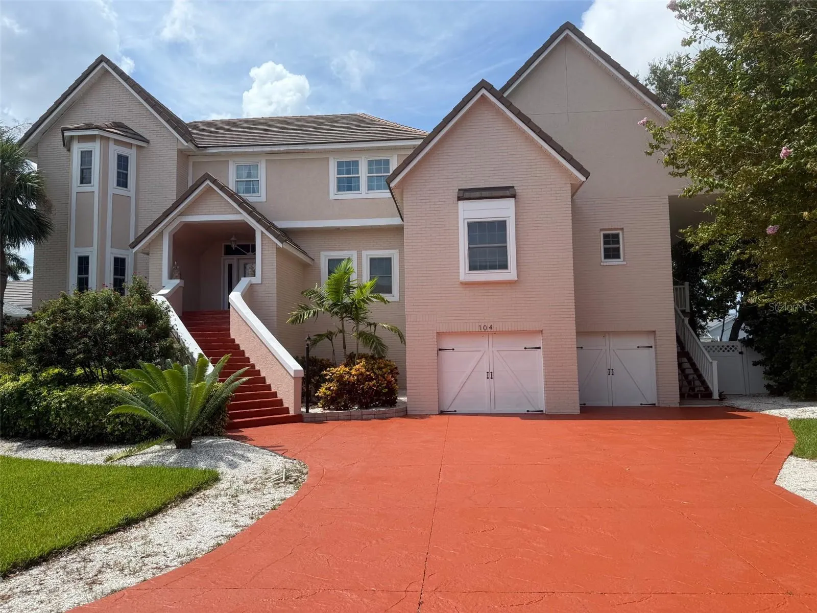 104 5TH ST E