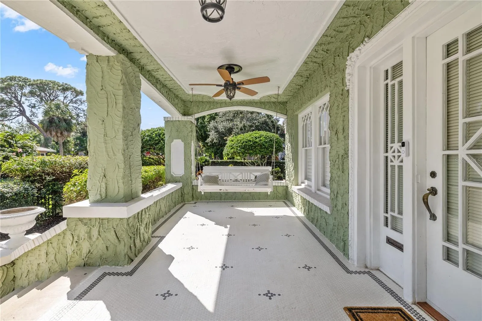 1311 BEACH DR NE