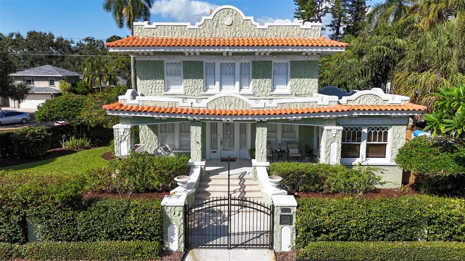 1311 BEACH DR NE