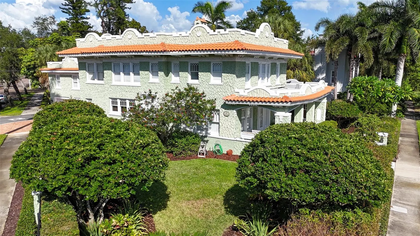 1311 BEACH DR NE