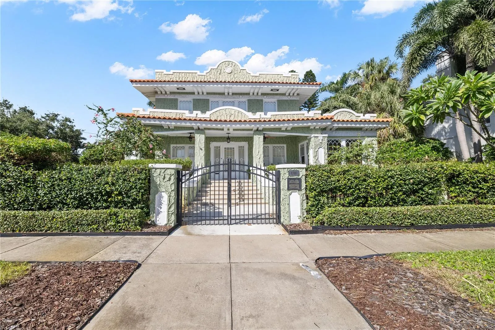 1311 BEACH DR NE