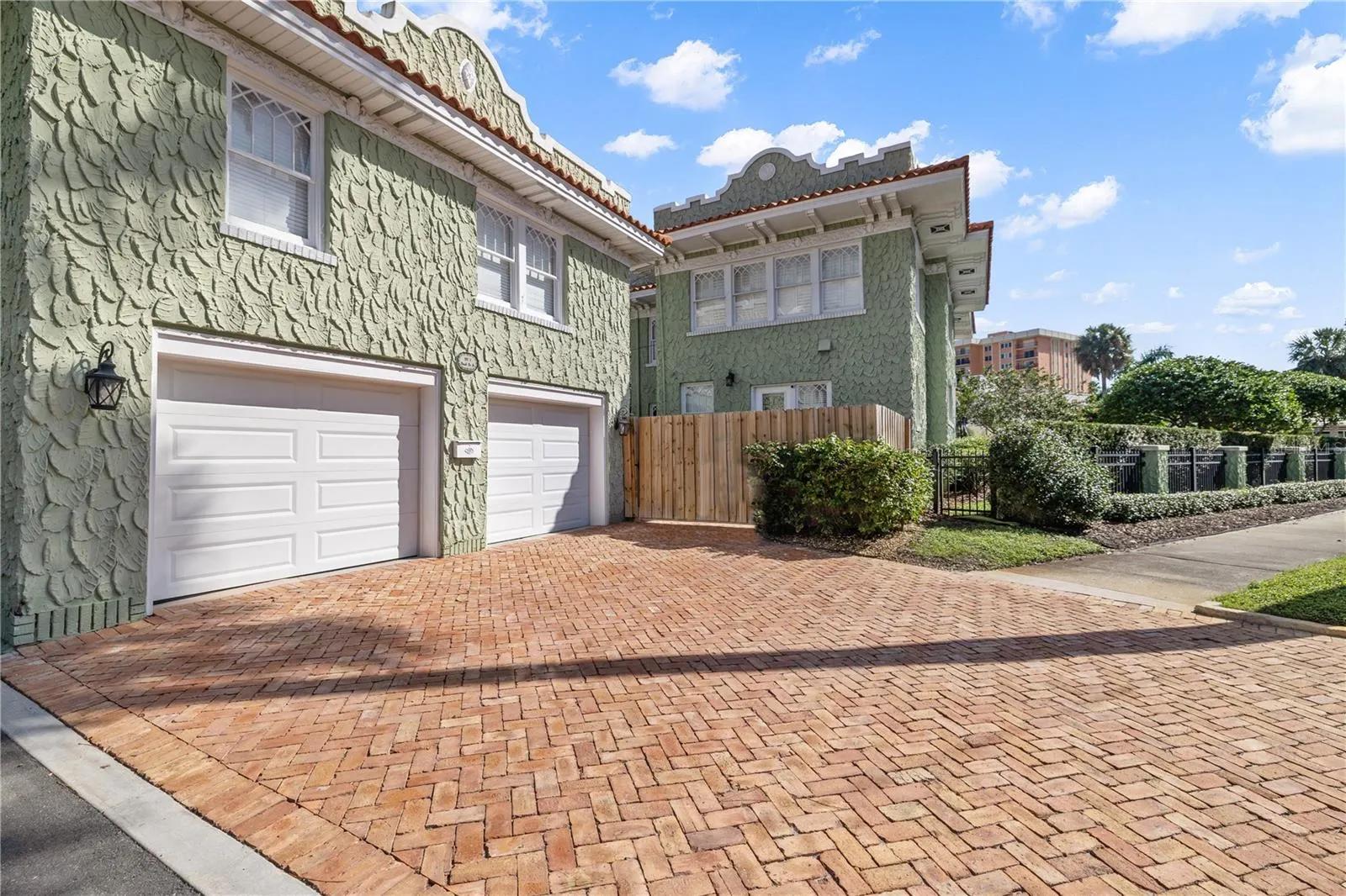 1311 BEACH DR NE