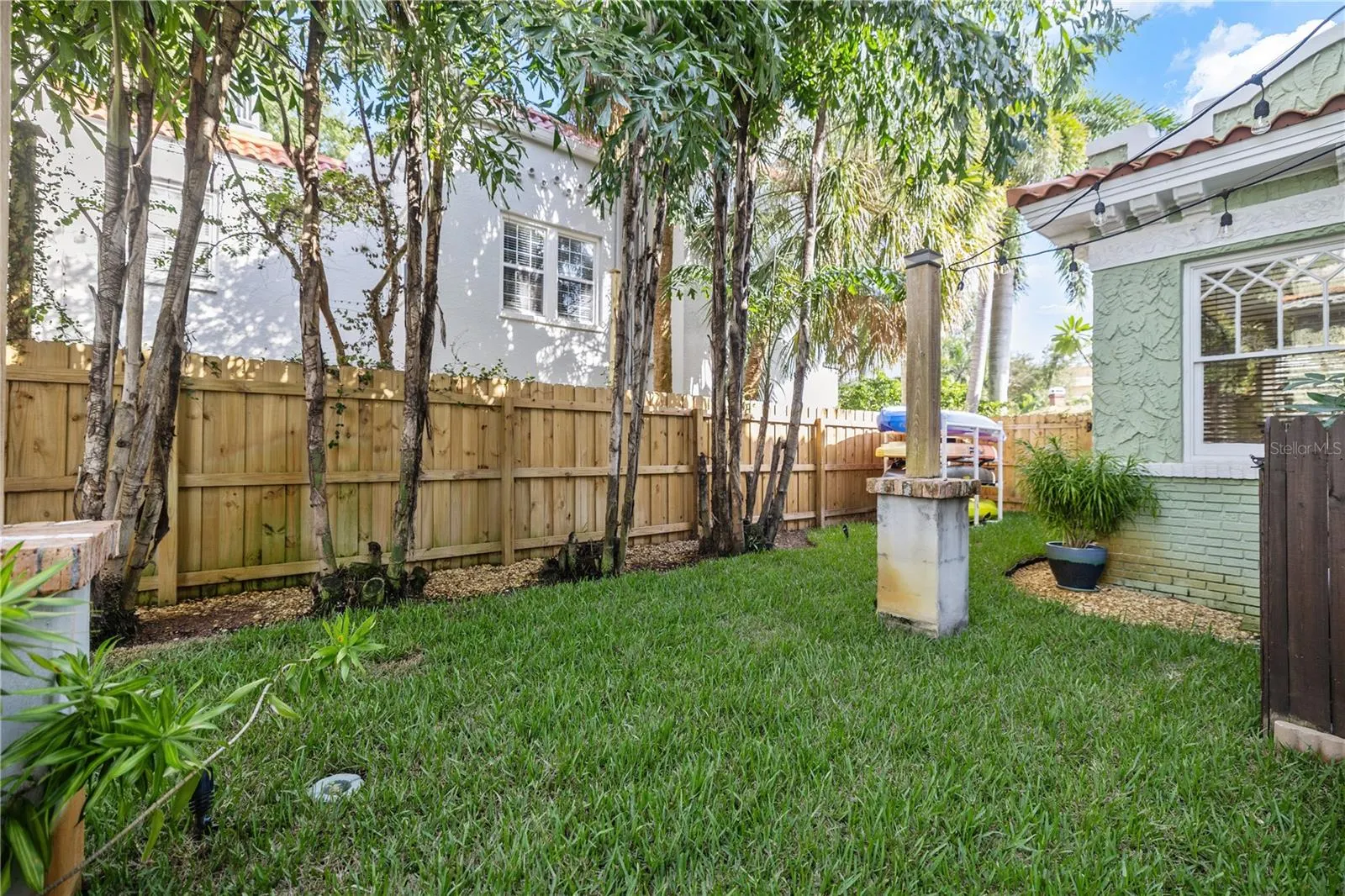 1311 BEACH DR NE